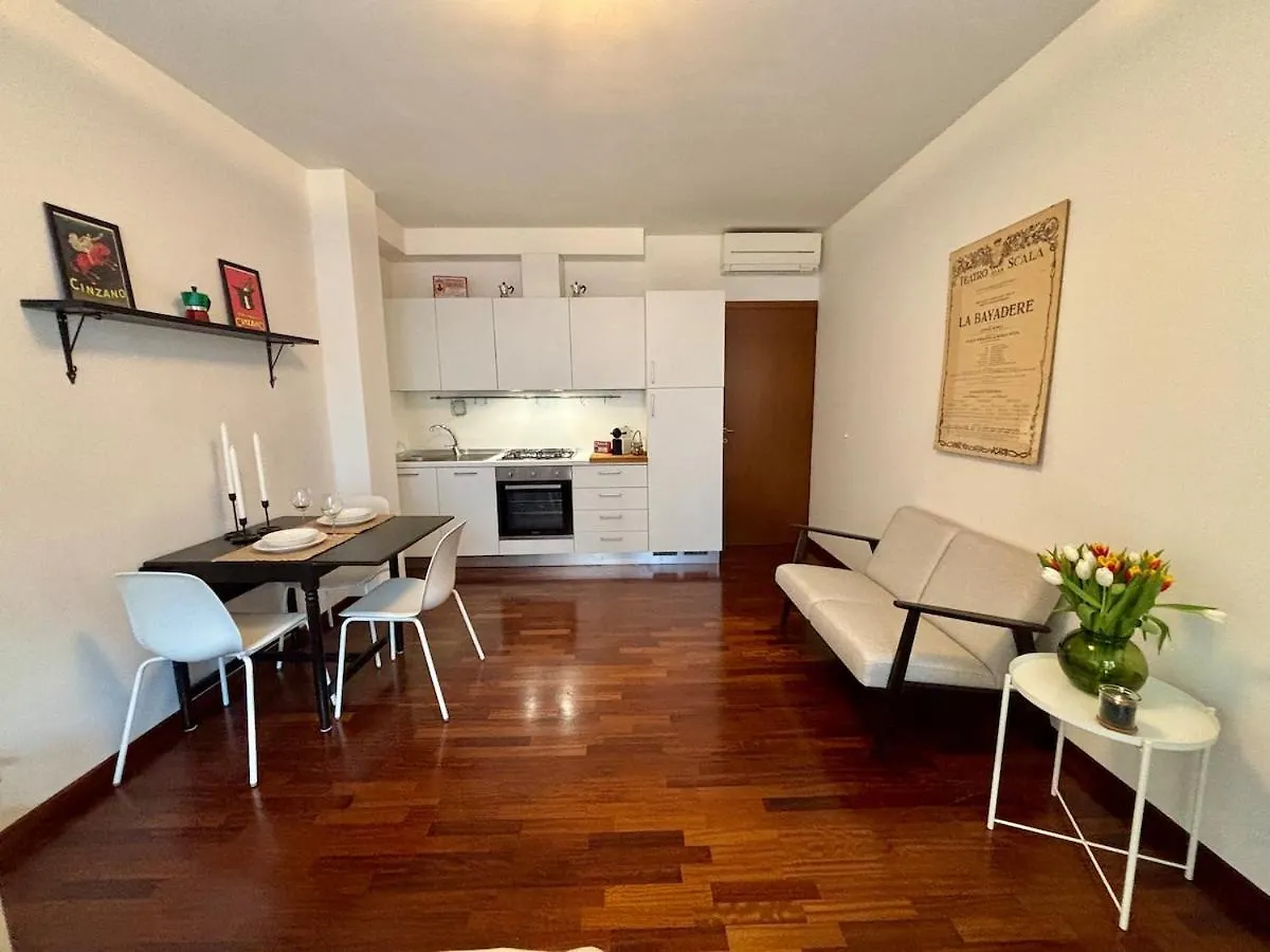 Large Cozy Studio In Porta Romana - Ied Milan